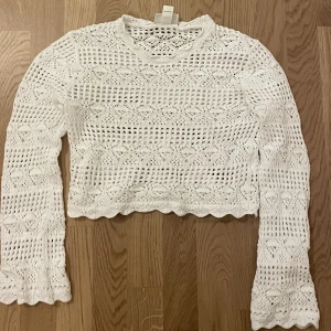 Stickad tröja  - Jättefin stickad tröja från monki, använd några få ggr. Säljer då det inte riktigt är min stil