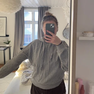 Grå hoodie - Grå hoodie från Na-kd. Kortare i modellen utan någon ficka på magen. Fint skick och har inga fel! 