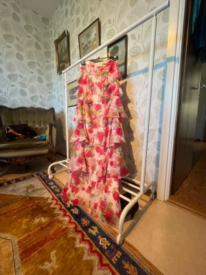 Balklänning  - Nu ska denna skönhet bort. Tanken var att jag skulle ha den på min förra bal men så blev inte fallet. Har personligen inte användt den men fick den i andra hand av min kusin. Den är däremot i bra skick, finns inga fel med den. Adios 