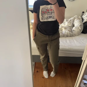 Cargo mjukisbyxor - Skit snygga cargo mjukisbyxor! Jätte sköna och sitter väldigt bra på😊 mycket bra skick och har inga märken eller annat på sig!