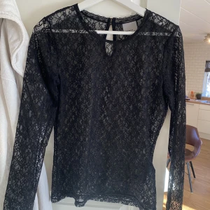 SNYGG SPETSTOPP - Super snygg topp i avslöjande spets, nyskick.  