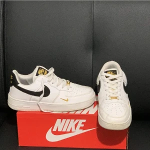 Nike af1 - Hej säljer ett par nike af1 utan orginal box men kan fixa en box. Den är använt men fint skick. Storlek 40,5 den är använd säklart finns det lite creas pà skorna säljer därför biligt.