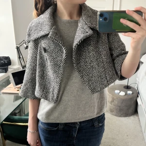 Kappa!  - Så najs trekvartsärmad kappa att ha till våren! Den är en kroppad modell jag är 172 som referens💞 Om man är mkt kortare än mig så sitter den troligen inte kroppar