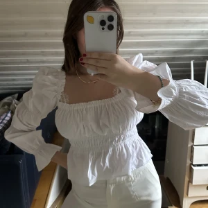 Topp från HM - Säljer min super söta topp från HM med fina puff ärmar som är så fint och trendigt! Är använd bara någon enskilda gång. Super fint skick! 