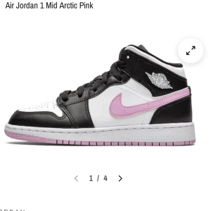 Jordans 1 - Säljer mina fina Jordans 1 arctic pink mid, endast använda 4-5 gånger så inga skador eller tecken på användning 
