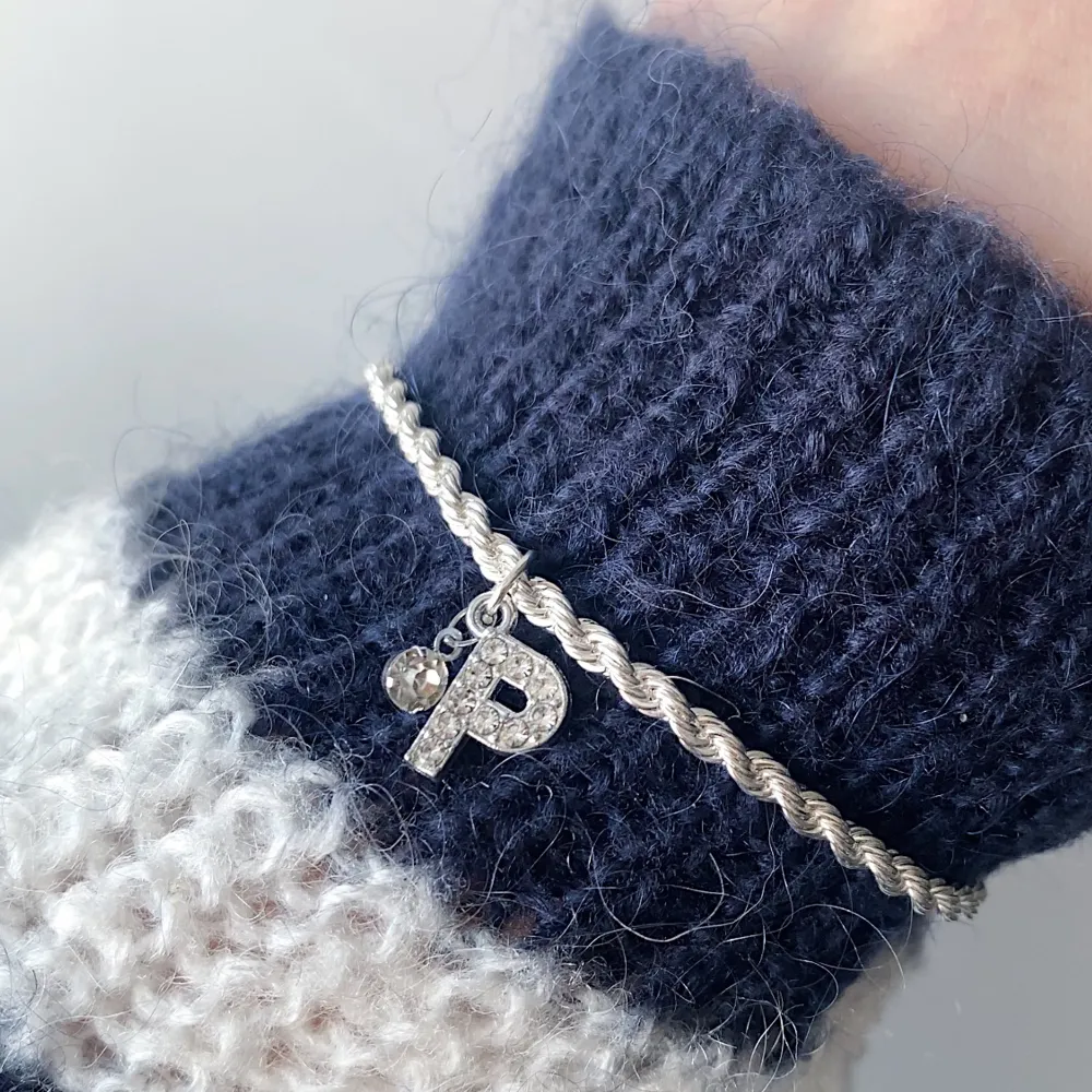 UF-FÖRETAG som gör armband och halsband med din valfria initial!  Finns i guld och silver med alla bokstäver att välja mellan! 🤍💛  Skriv till oss för att beställa eller fler frågor. Kolla vår insta, TikTok och profil för mer info och fler bilder! . Accessoarer.