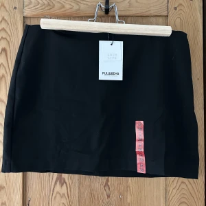Minikjol  - Oanvänd minikjol med slits från Pullandbear. Inte kommit till användning pga för stor💘