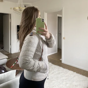 Parajumper beige storlek S - Parajumper jacka beige storlek S Som ny!  Köpt för 7000 kr