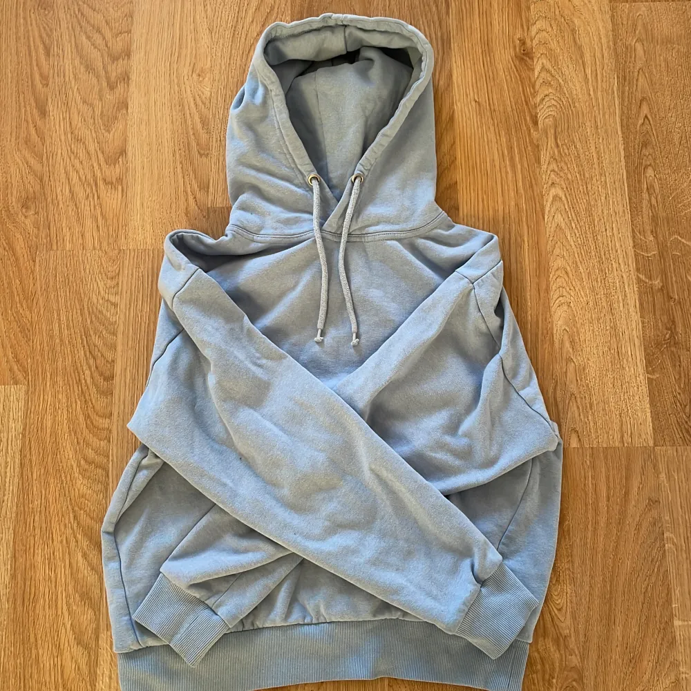 Ljusblå fin hoodie från lager 157 som ja säljer då den inte längre kommer till användning. Hoodies.