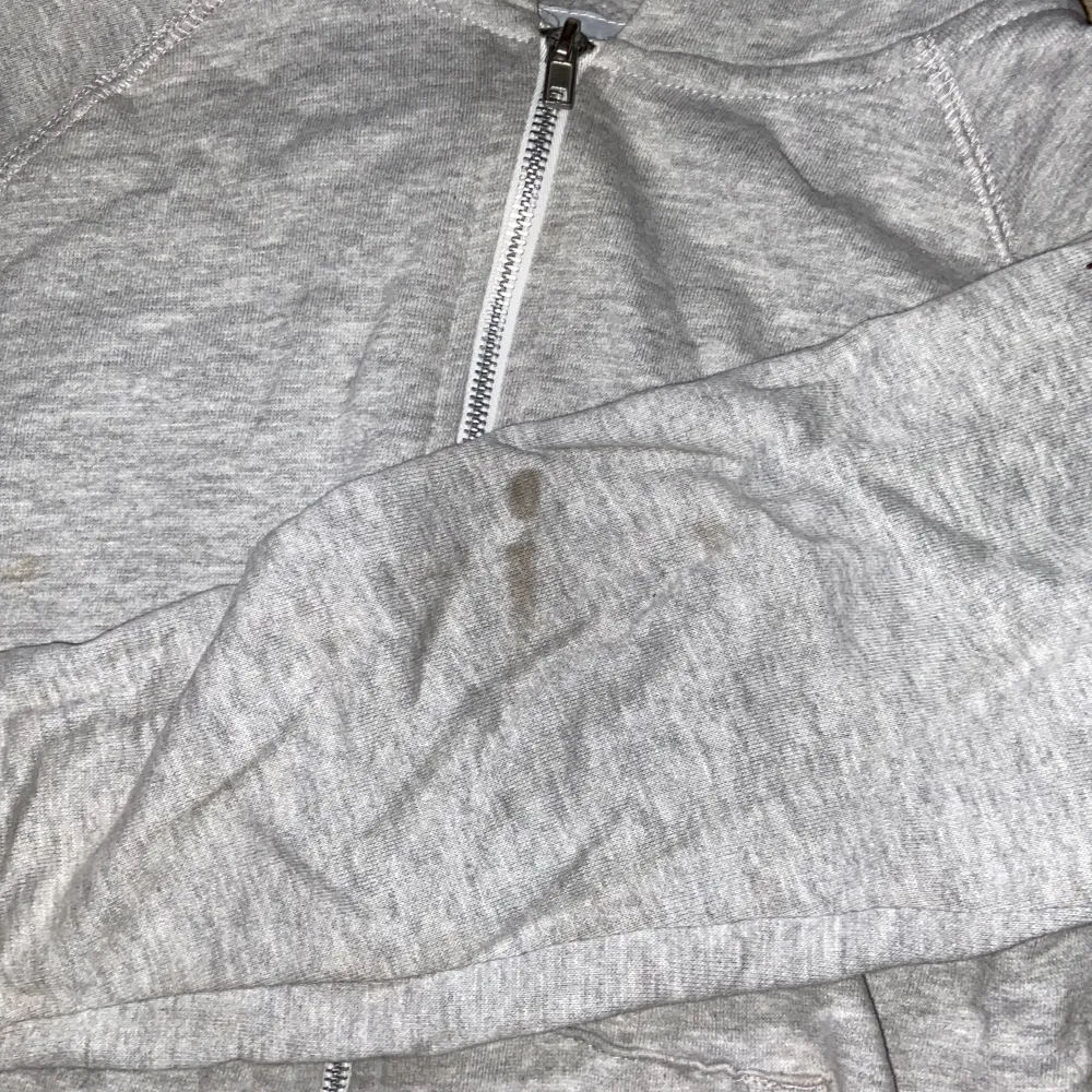 Hej! Jag säljer en grå hoodie i stl 140 från lager 157🫶🏻då inte andväner den mer. Säljer väldigt billigt för att den har lite fläckar, men man kan säkert få bort det! ⚡️. Tröjor & Koftor.