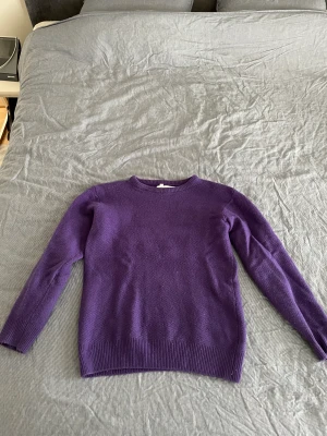Crewneck - Lila crewneck tröja från Soulland i storlek small