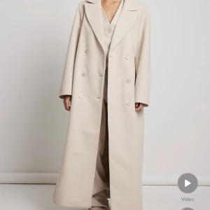 Josefine hj x nakd - En så fin, nästintill ny kappa från Josefine hjs kollektion för nakd. Lång och oversized i modellen!