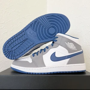 Nike Air Jordan 1 Mid "True Blue" - Storlek: 42       Skick: 10/10 DS        Pris: 1799kr            Instagram: Heatonfeet040 