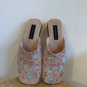 Ilse Jacobsen sandaler - Rosa sammet sandaler med brodyrer i strl 37 Bra skick, alla defekter syns på bild. 