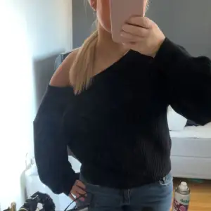 As snygg svart stickad tröja från Gina tricot som inte finns att köpa längre⚡️är i storlek xs men är stor i storleken för jag har vanligt vis S