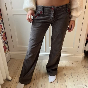 Manchester byxor!  - Så snygga Manchester byxor med fina detaljer❤️‍🔥❤️‍🔥 Midjemått:80cm  Innerbenslängd: 80cm