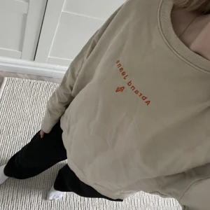 Abrand jeans tröja - En beige sweatshirt från Abrand jeans i storlek 6 med tryck framtill❤️inga tecken på användning och därmed i gott skick, ordinarie pris 350 kr
