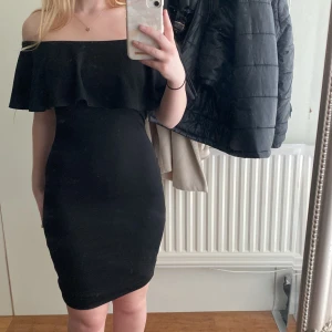 Off shoulder klänning - Jättefin, helt oanvänd