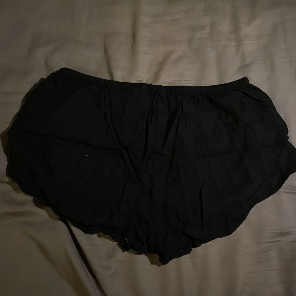 Tunna sköna svarta shorts från H&M Stl. 42 är som 40 Ny skick. Shorts.