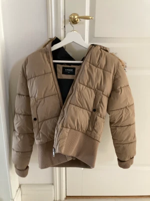 Jacka  - Jacka Everest storlek 34 helt nya 