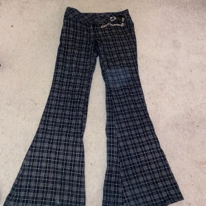 Utsvängda byxor  - Rutiga, utsvängda byxor köpt på humana. Snygg kedjor detalj.