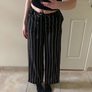 Byxor  - Randiga svart, vita byxor från veromoda i storlek 34. De är väldigt luftiga och rätt raka i benen. Om man är en storlek 34 går de antagligen enda ner till marken men då jag är en 38a i byxor är de lite kortare på mig. ✨🤍