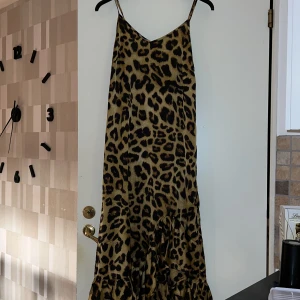 Leopardklänning - Nyskick! Superskönt klänning och fint material!