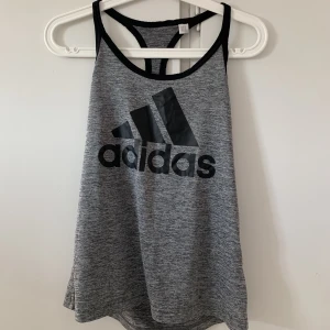 Adidas linne  - Ett linne köpt från adidas, använt ca 1-2 gnr men den är så gott som ny