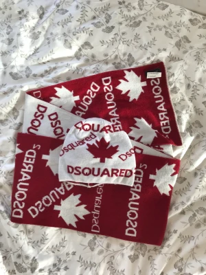 Dsquared mössa&halsduk - Säljer matchande halsduk och mössa från Dsquared. Riktigt bra skick förutom att halsduken har några fläckar. Köparen står för frakt📦