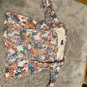 Blomskjorta - En somrig skjorta från Mexx. Säljer pga för liten på mig.