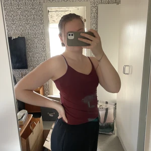 Vinrött linne - Vinrött linne från lager157. Basic funkar till allt.