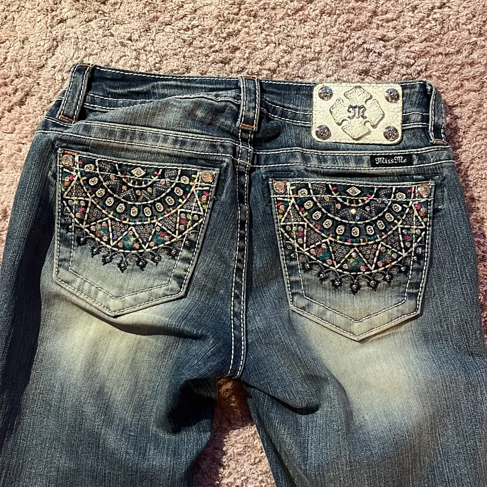 Super snygga miss me jeans med så snygga fickor 😍😍❣️ Straight modell och storlek 26 ❣️Midjemått: 78cm, Innerbenslängd: ca 87 cm❤️❤️. Jeans & Byxor.