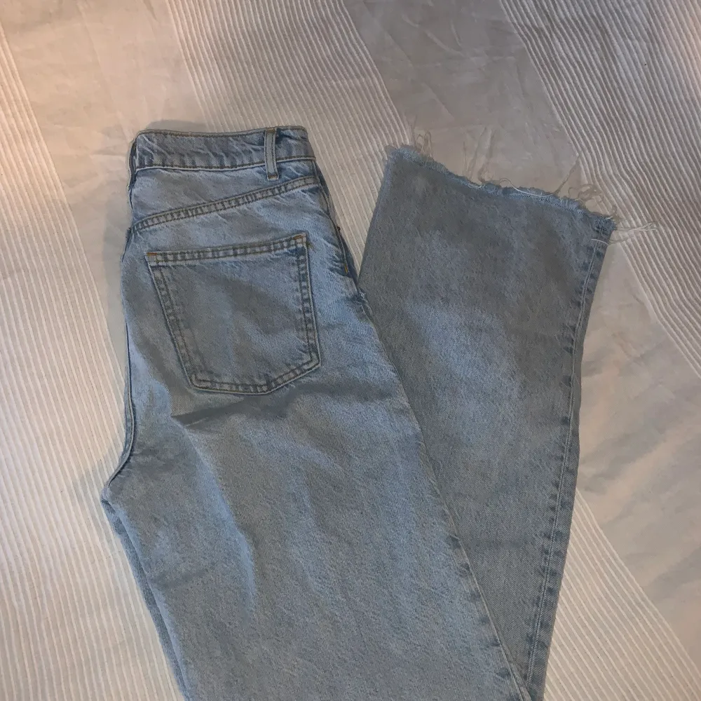 Säljer dessa högmidjade ljusblåa jeans från Zara, dom är i full length och i storlek 36. Säljer eftersom jag är lite för lång för dom, skulle säga att dom är till fotknölen på någon som är runt 178. Använda några gånger men i fint skick. Ny pris 400 typ. Jeans & Byxor.