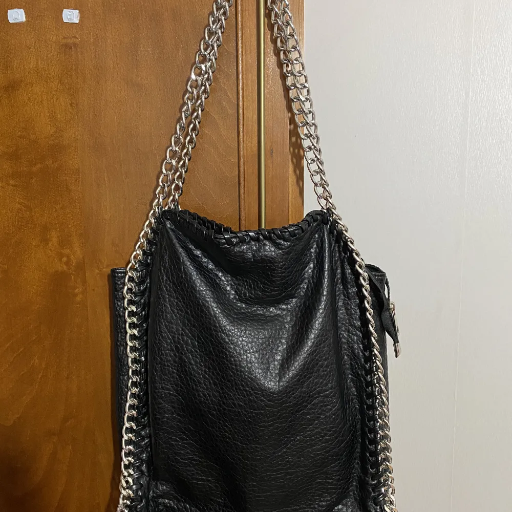 Jätte fin svart tiamo väska som inte längre kommer till användning, den är använd men ser ny ut utifrån 🤩pris kan diskuteras . Väskor.