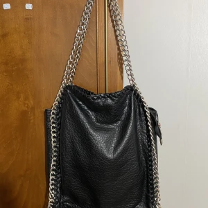 Tiamo väska  - Jätte fin svart tiamo väska som inte längre kommer till användning, den är använd men ser ny ut utifrån 🤩pris kan diskuteras 