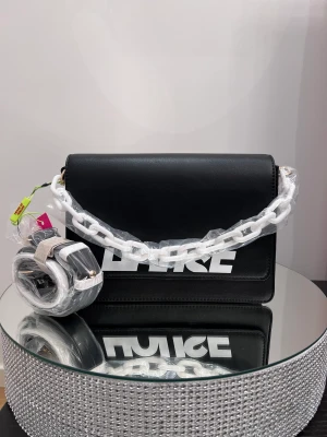 Axelremsväska  - Svart axelremsväska med grov kedja. Helt ny väska 