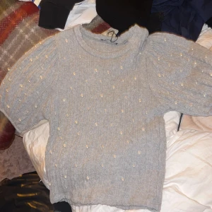 Zara topp - Jättesnygg ribbad topp med pärlor från zara💗💗