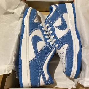 Dunk Low 'Sashiko - Industrial Blue' - Hej, säljer mina helt oanvända dunk lows industrial blue. De är deadstock och köpte på SNKRS appen. Storlek 42,5 och True To Size. Box ingår vid köp. Priset är inte hugget i sten. Hör av dig vid frågor.