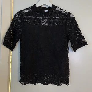 Topp strl S - Superfin spetstopp i strl S. Aldrig använd, lappen kvar. 💎 