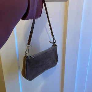 Väska - Brun mockaväska köpt från brandy melville!! Använd ett fåtal gånger 🤠