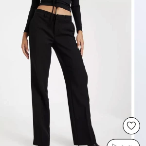 Lågmidjade kostymbyxor  - Säljer dessa lågmidjade kostymbyxor från nelly❤️dom har tyärr nopprats sig men går att ta bort, bara att skriva för bilder eller frågor 🫶🏼nypirs 500