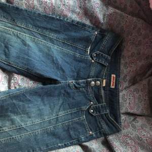 As coola jeans köpta från beyond retro. 💞Aldrig använt, lappen är kvar💞Mått: 36cm midjan, rakt över. Innerbenslängd: 78 cm.  101 cm totalt. Kan även gå ner i pris vid snabb affär💞
