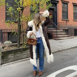 Y2K Fusk päls & skinnjacka - Fusk päls- och skinnjacka vintage. Väldigt Y2K, sparsamt använd inga täcken på slitningar eller fläckar.   Varm och tung, känns väldigt lyxig och äkta trots att det är fuskpäls och skinn.   Storlek ca 38 (jag är normalt 36)