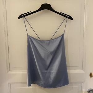 Topp - Jättegullig topp med korsade band i ryggen. Använd enstaka gånger. 