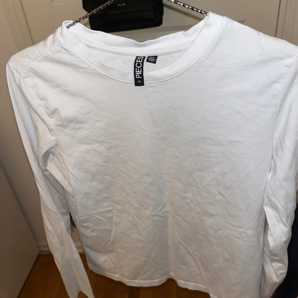Enkel vit tröja från pieces💕 oanvänd . T-shirts.