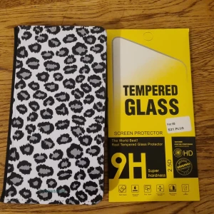 Plånboksfrodral - Helt nytt skal + skärmskydd i glas samsung s21 PLUS. Säljes pga felbeställning. Nypris drygt 400kr