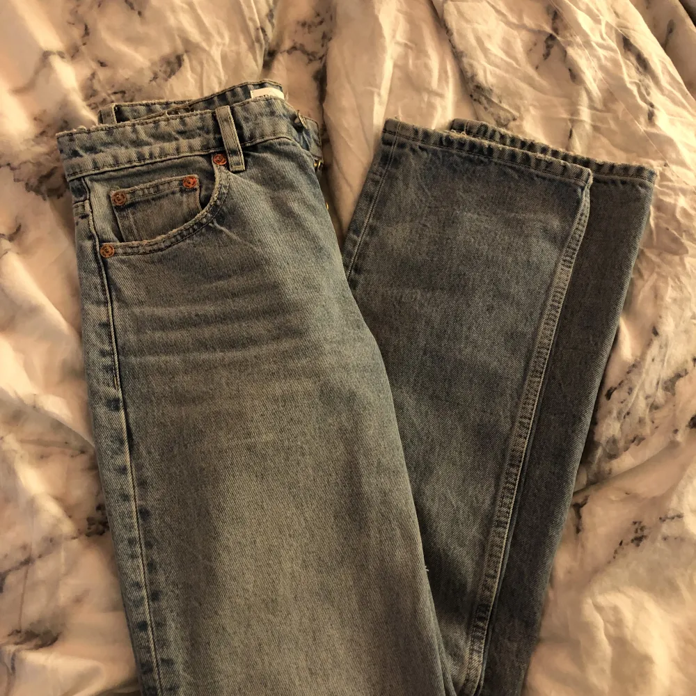 Säljer mina jeans från Zara då dem är för stora, storlek 36 mid rise . Jeans & Byxor.