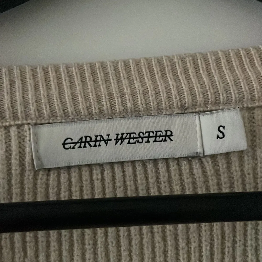 Stickad tröja från Carin Wester, har en liten dragkedja där också! Supermysig. Stickat.