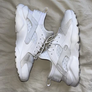 Nike huarache - Vita Nike skor använda några gånger. För det mesta vita och fina men har några fläckar.