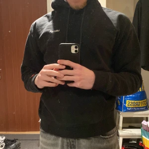 Levis Hoodie - inge spår av slitage säljer den för att den är inte min stil längre så vill gärna bli av me den. strl M men sitter som S är 180